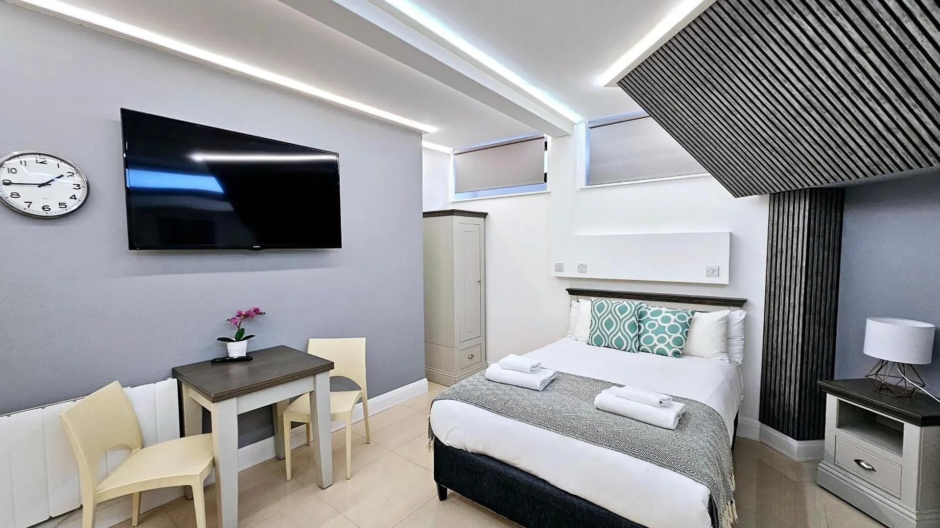 London Stay Apartments 3*,