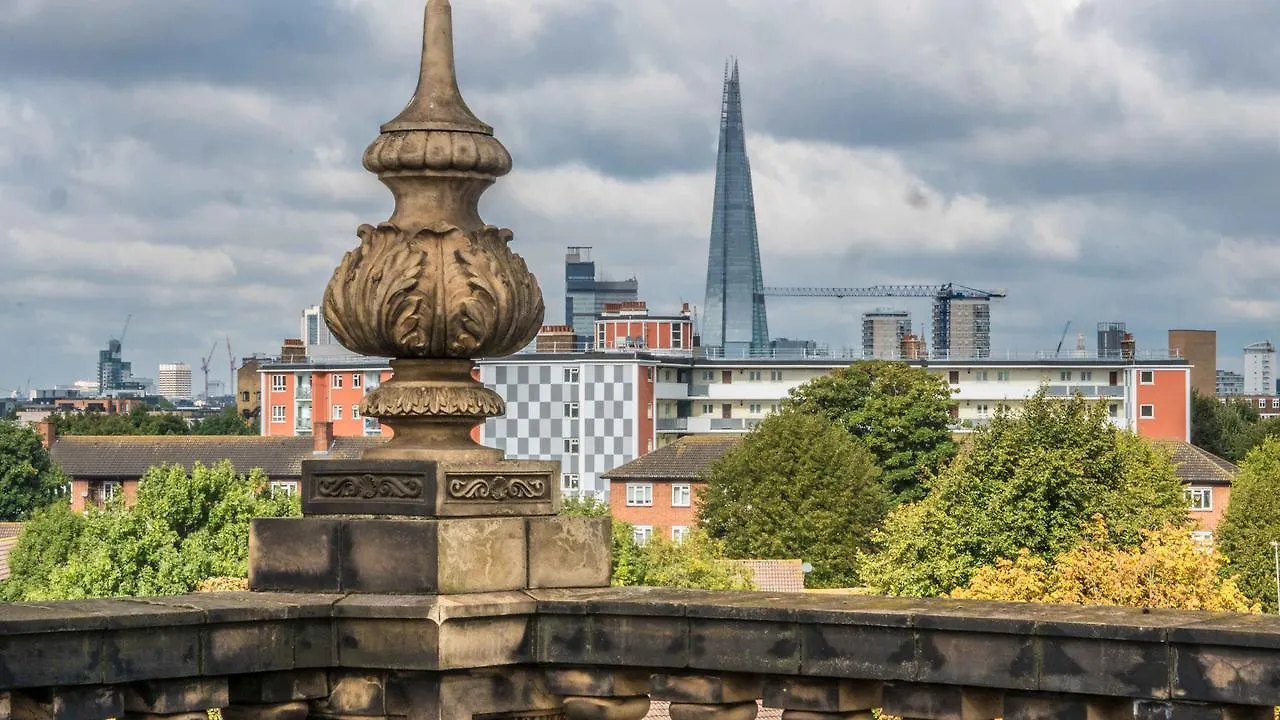 London Stay Apartments 3*,