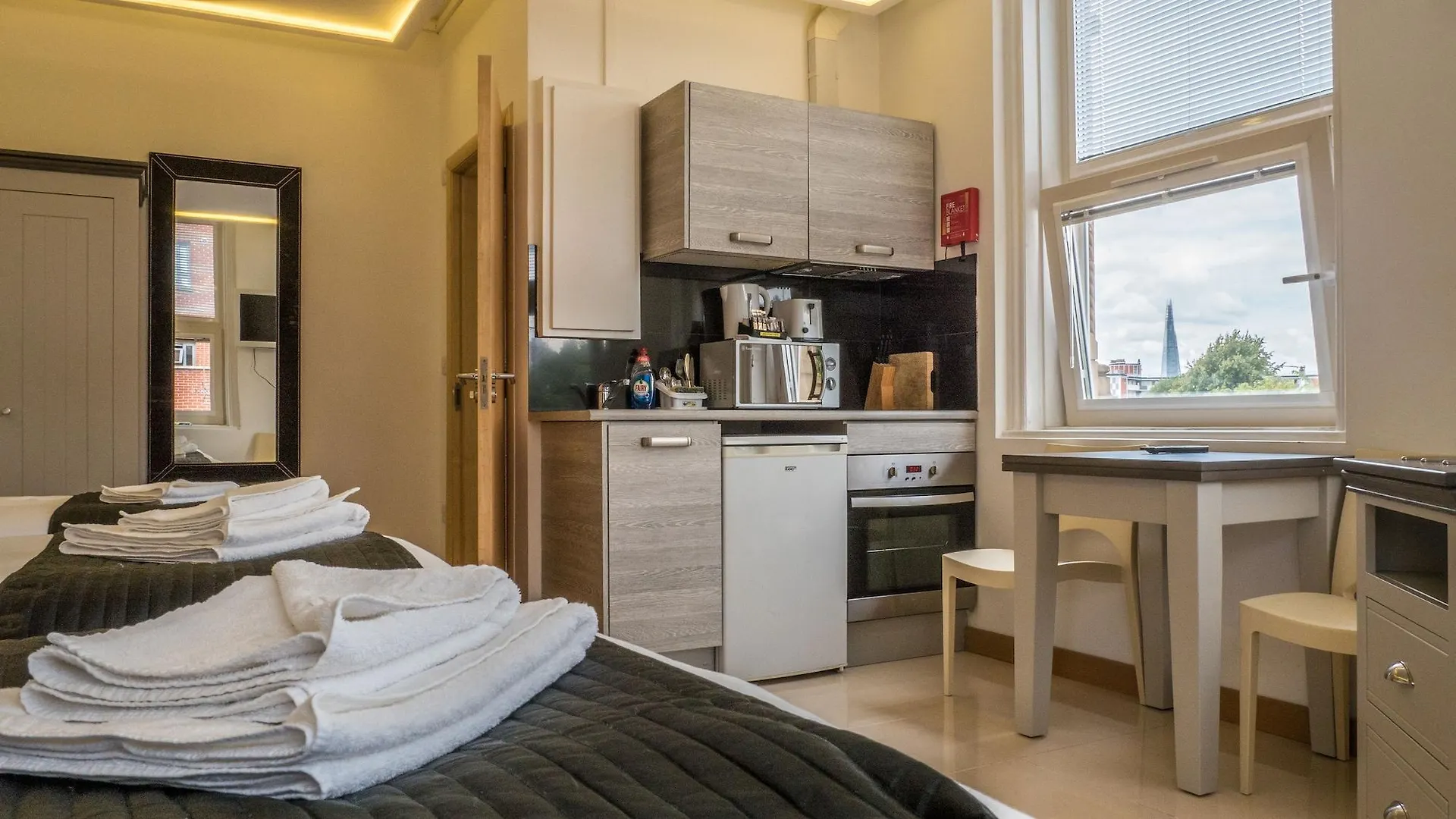 London Stay Apartments 3*,