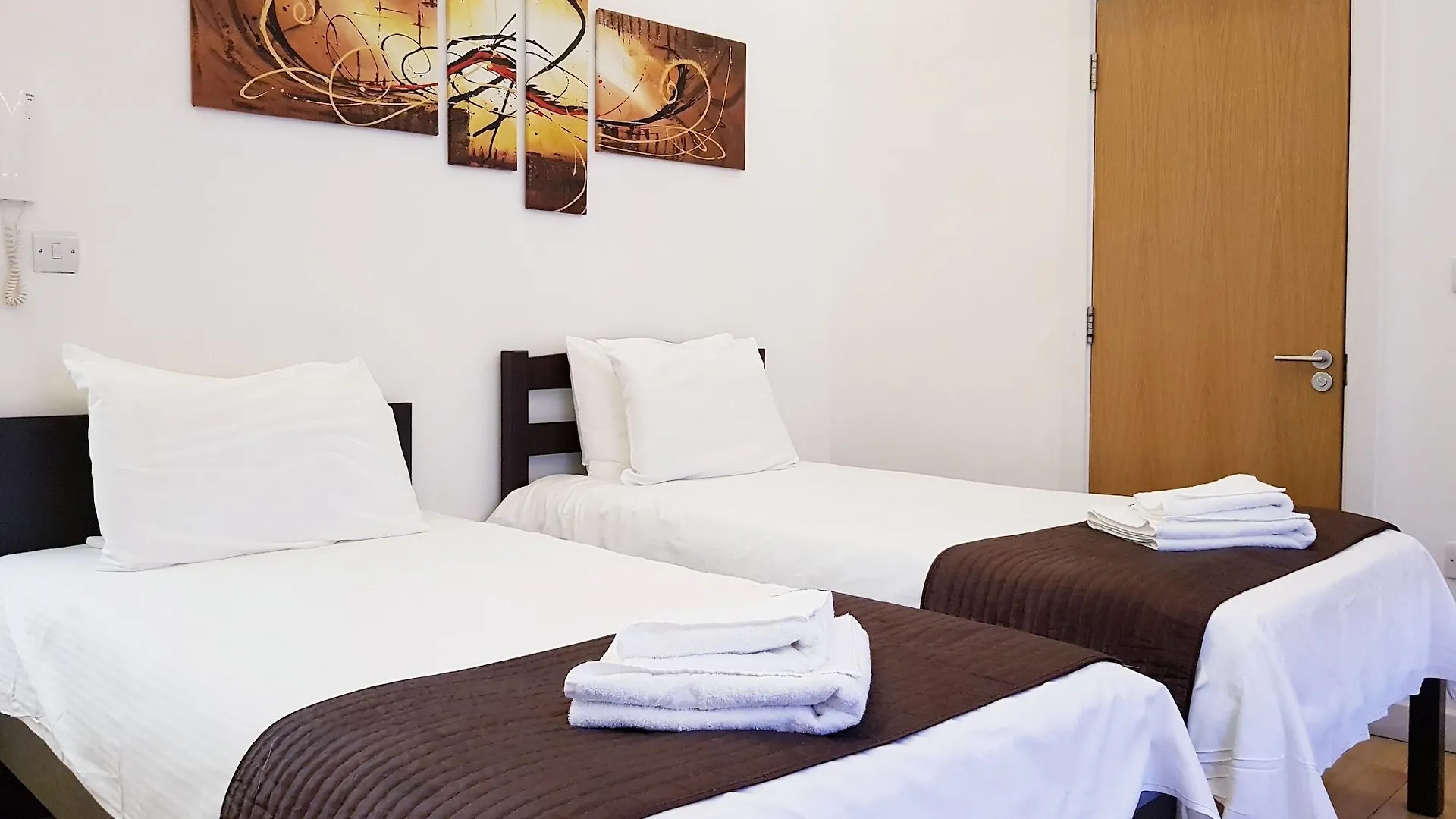London Stay Apartments 3*,
