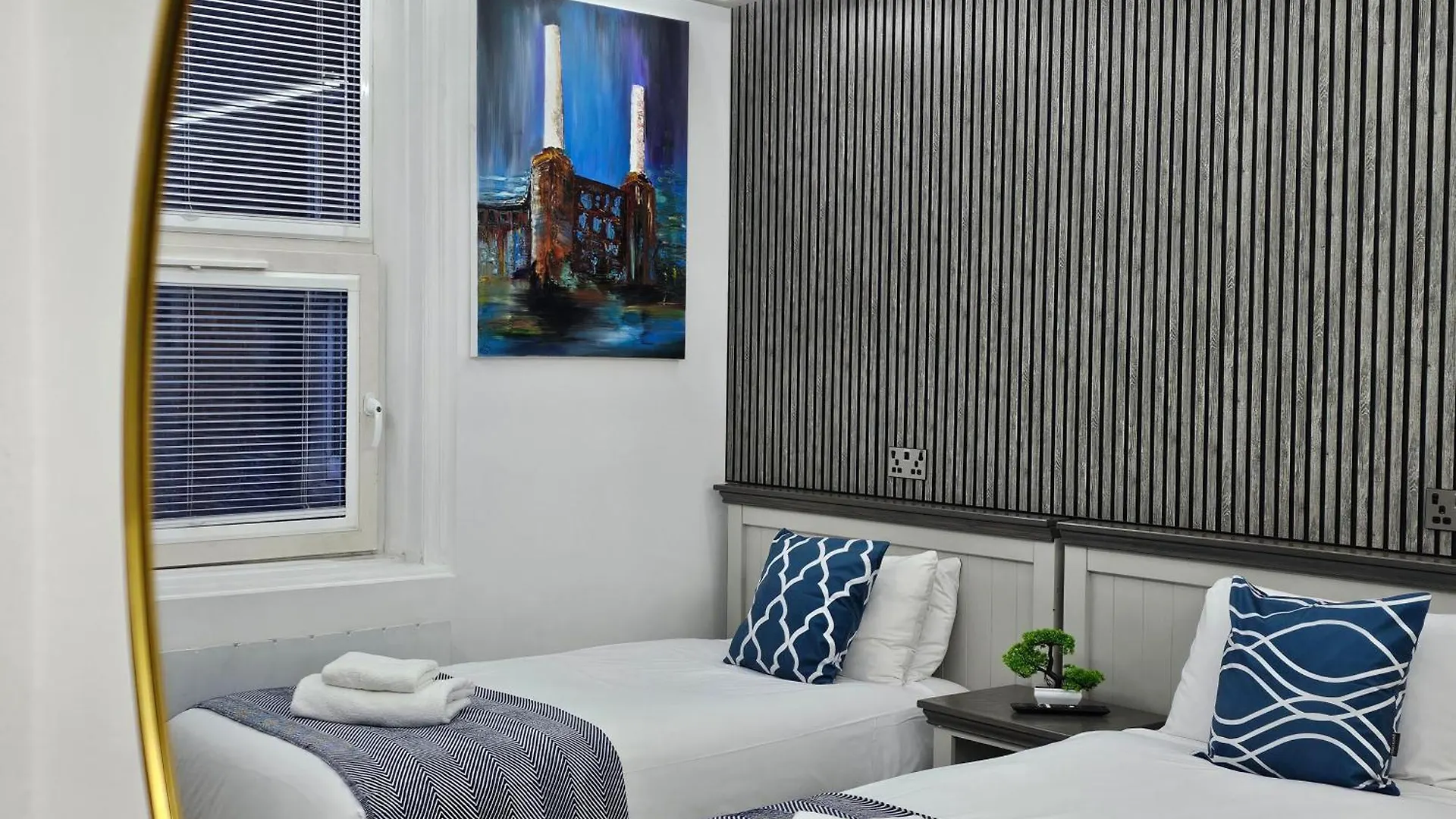 London Stay Apartments 3*,