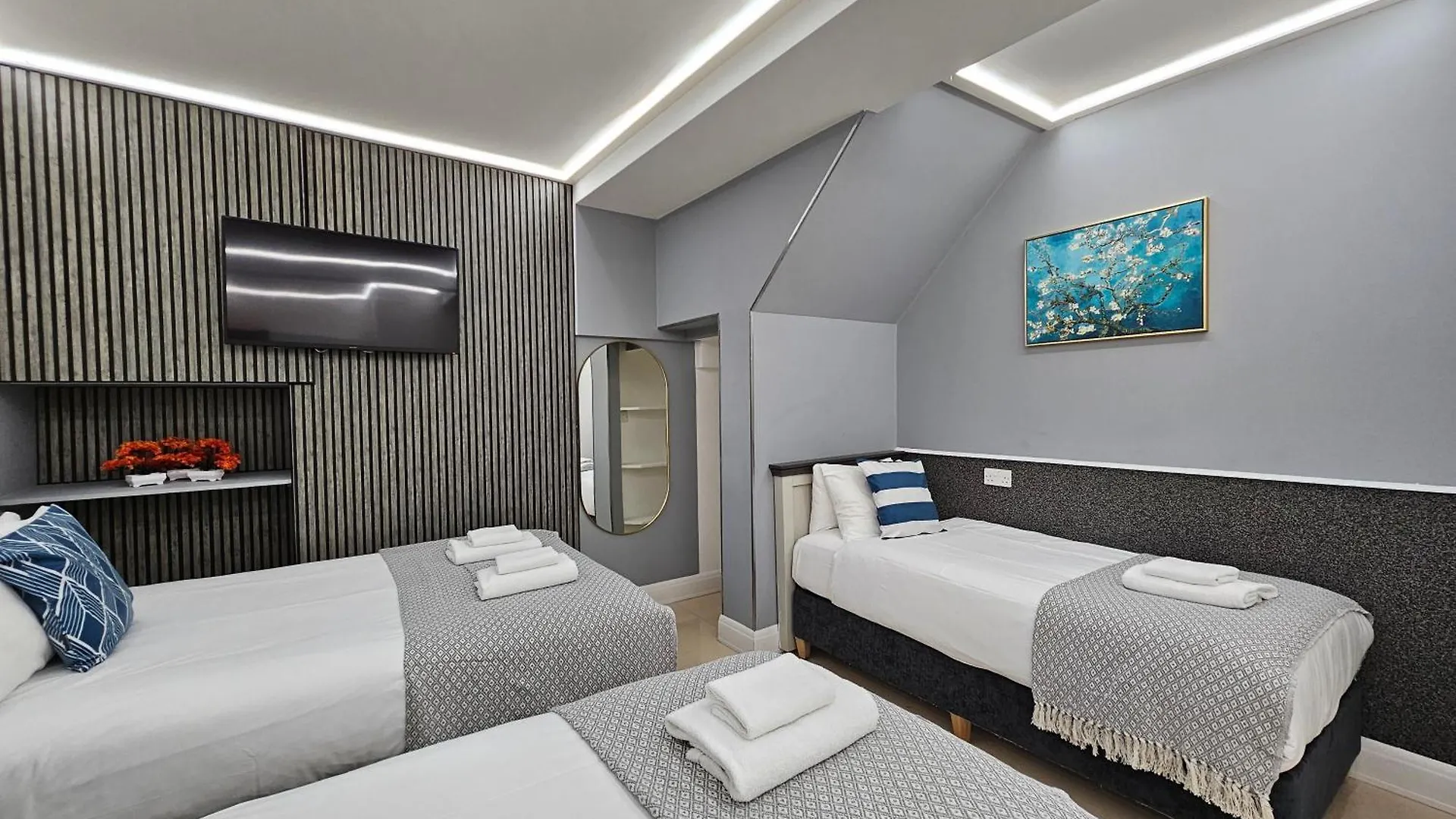 London Stay Apartments 3*,